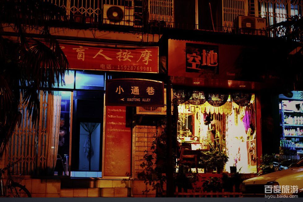  p>小通巷是成都众多"慢生活"的小巷之一,一幢幢灰色的老式楼房,构成