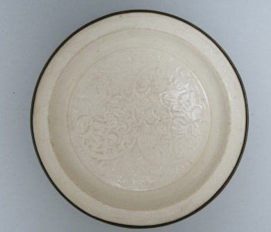  p>宋定窑白釉刻花牡丹纹盘是一个宋代 a target="_blank" href="