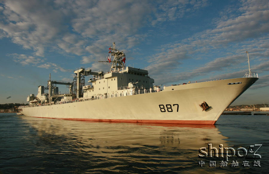  p data-id="gnwy0wl0or">微山湖号综合补给舰 i>(舷号:887) /i>,是21