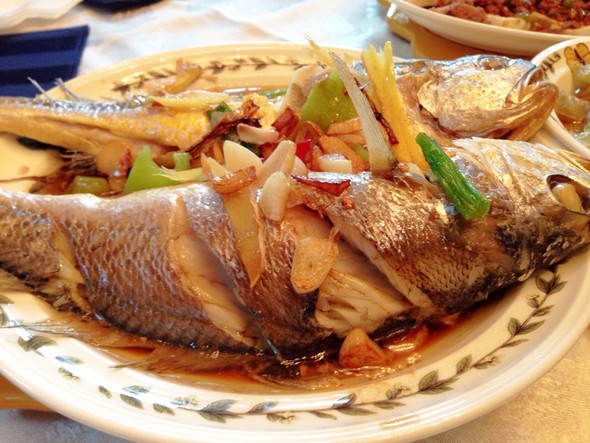  p>清蒸黄花鱼是江苏省传统的特色名菜,属于苏菜系,也是一道民间家常