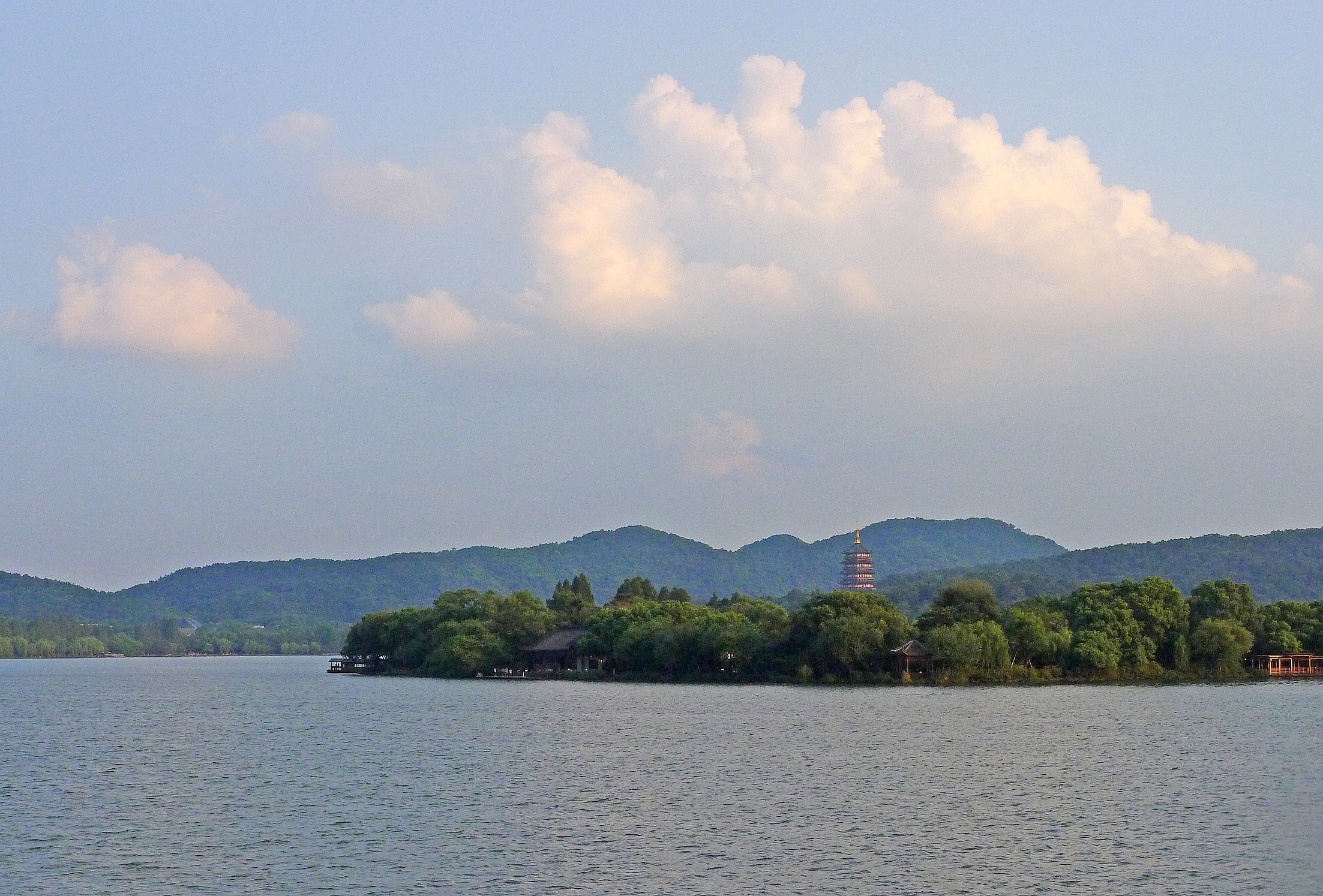  p>杭州西湖风景名胜区,位于浙江省杭州市中心,分为湖滨区,湖心区