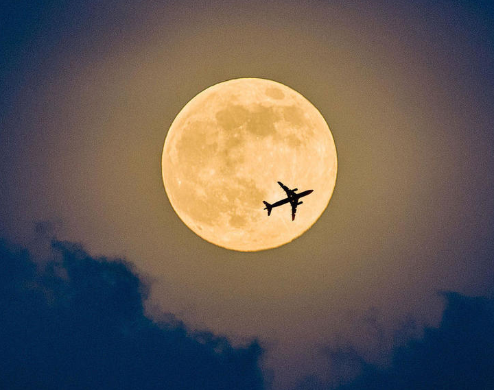  p>超级月亮(supermoon)是1979年由美国占星师理查德·诺艾尔提出的
