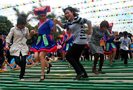  p>竹竿舞又称竹杠舞,持竿者姿势有坐,蹲,站三种,变化多样.