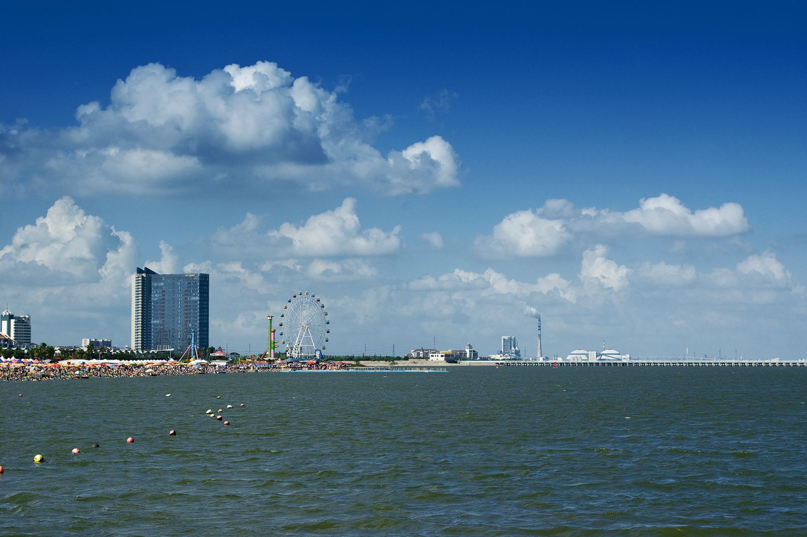  p>金山海滩位于上海西南, a target="_blank" href="/item/杭州湾">