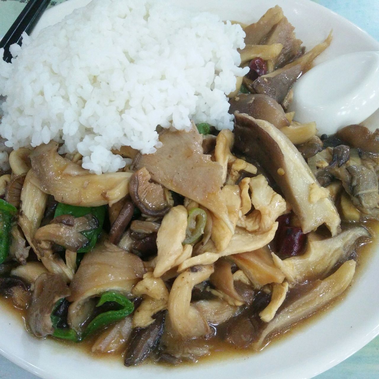  p>蘑菇肉盖浇饭是由米饭为主要食材做成的一道美食.