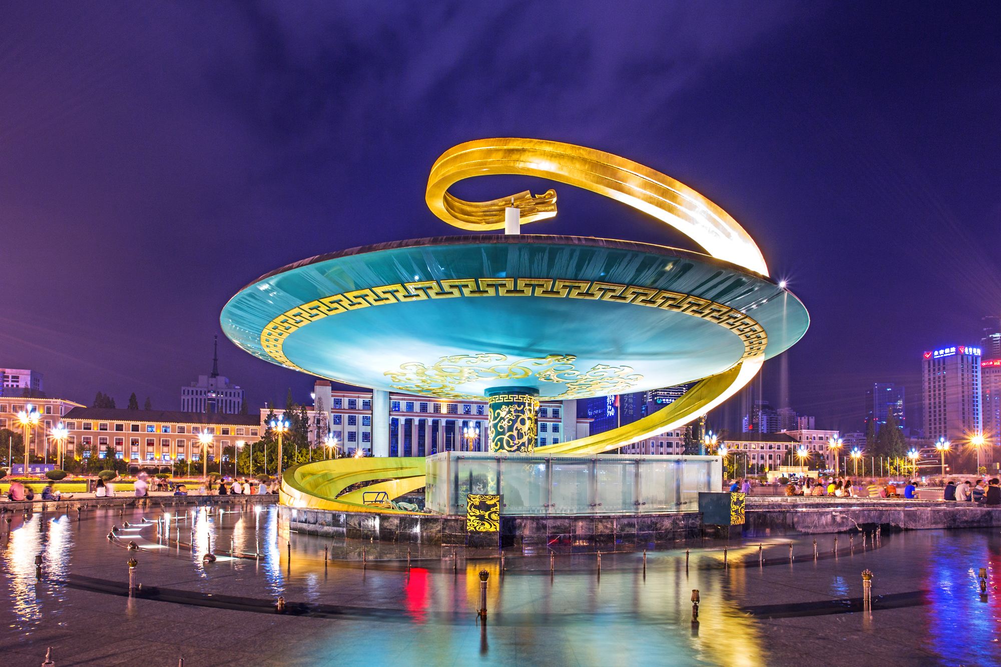  p>天府广场既是成都市的经济,文化和商业中心,又是成都市的重要交通