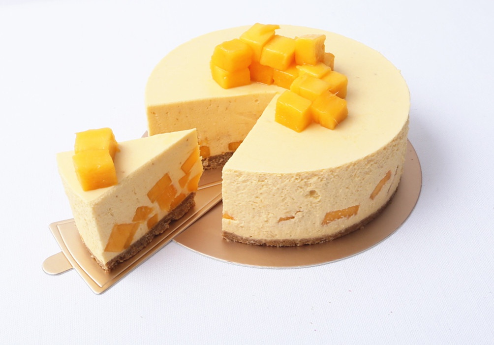  p>轻乳酪芝士蛋糕是一道简单的家常蛋糕,主要材料是黄油,牛奶,筋面粉