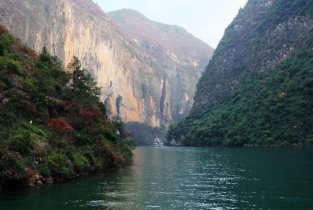  p>龙门峡距巫山县城约3公里,是大宁河上第一峡,也是 a target="