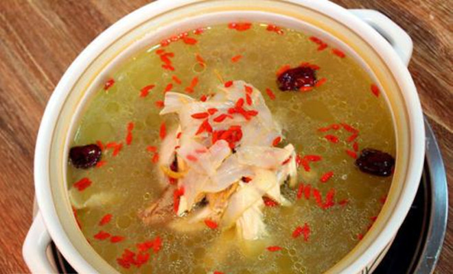 鸡肉入口即化,鸡汤香甜,提神补气. /p>