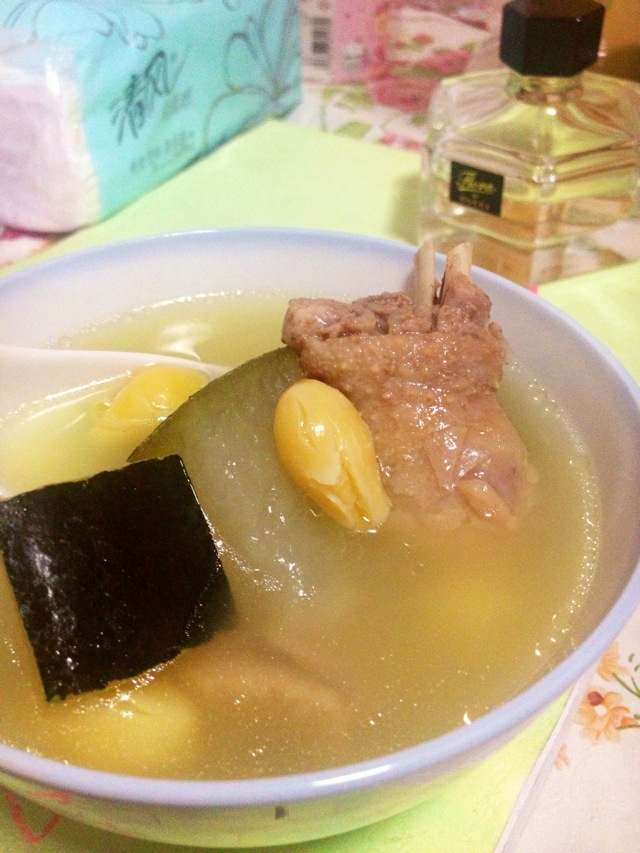  p>白果老鸭汤是一道菜品,主料为老鸭. /p>