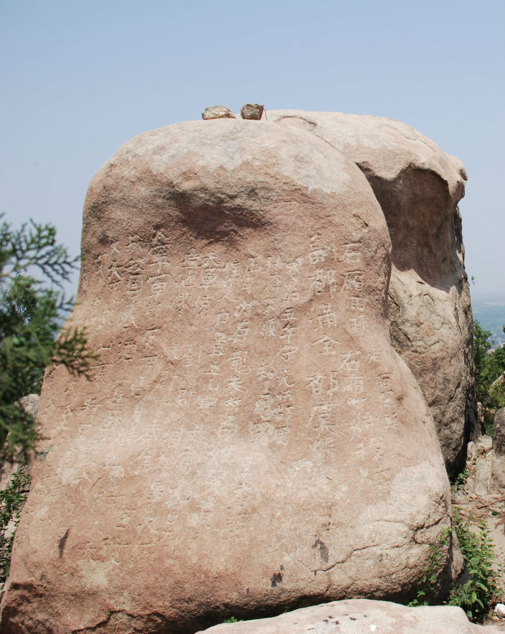 后梁石刻位于山东<a