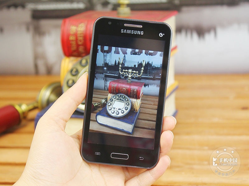 7mm的超薄机身,直板式的设计,正面是一块4.