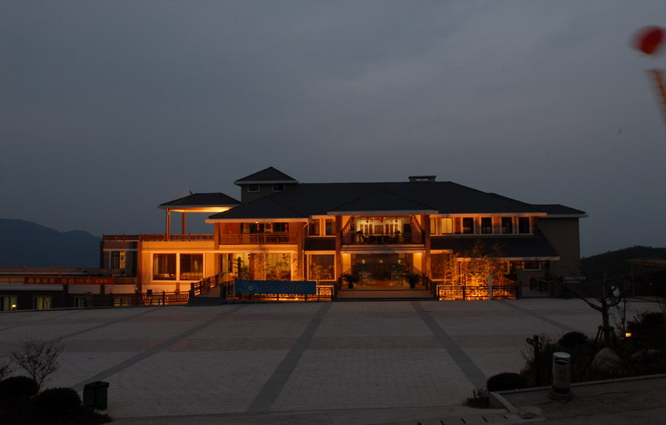  p>安吉江南天池度假村紧邻江南天池,是集住宿,餐饮,会务,娱乐,休闲为