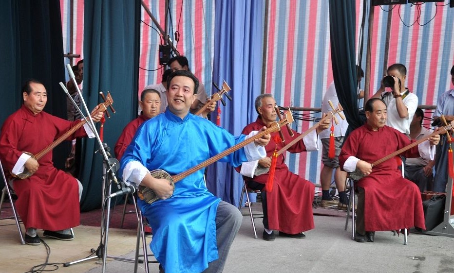  p>秦安小曲,又称"秦安老调",是采用秦安当地方言演唱的古老的传统