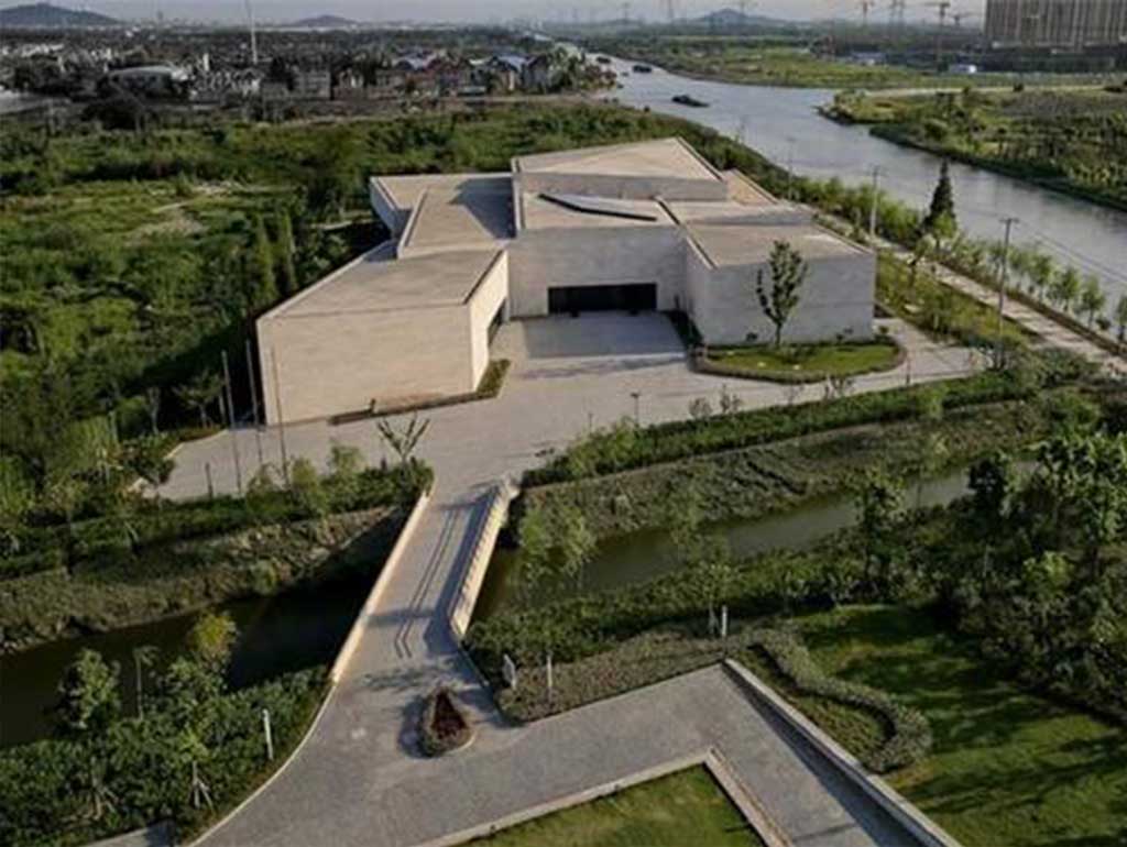  p>崧泽遗址位于上海市青浦县城东约4公里处,地处太湖地区,是中国长江