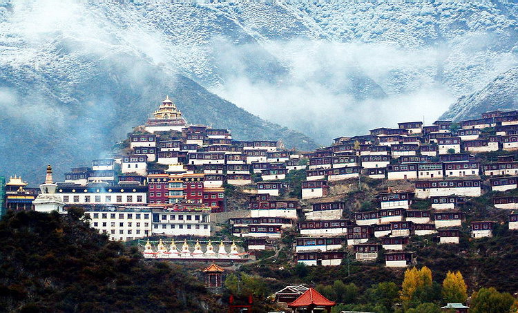  p data-id="gnatcmfuof">白玉寺,建于1857年,位于青海省果洛藏族自治