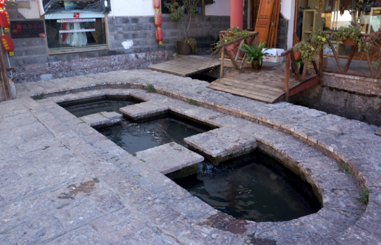  p data-id="gnwrdyksg8">丽江三眼井是利用地下喷涌出的泉水源,依照