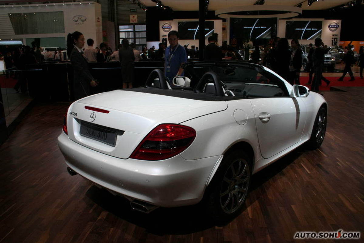  p>奔驰slk是全球首款大批量生产的硬顶敞篷 a href="#" data-lemmaid
