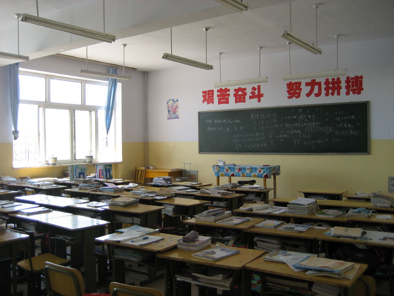 ">康保县 /a>西经路北23号,占地70亩,建筑面积康保一中1952年建校