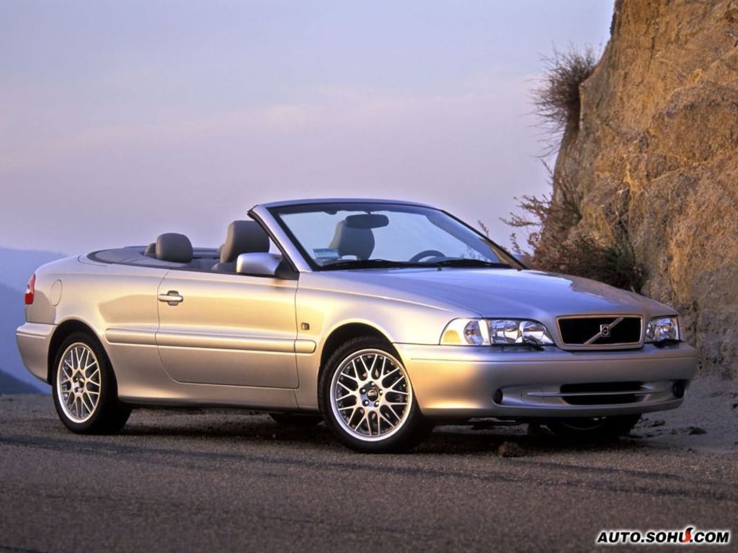 沃尔沃c70是一款可以全方位满足驾驶者多重需求的三折式硬顶四座敞篷