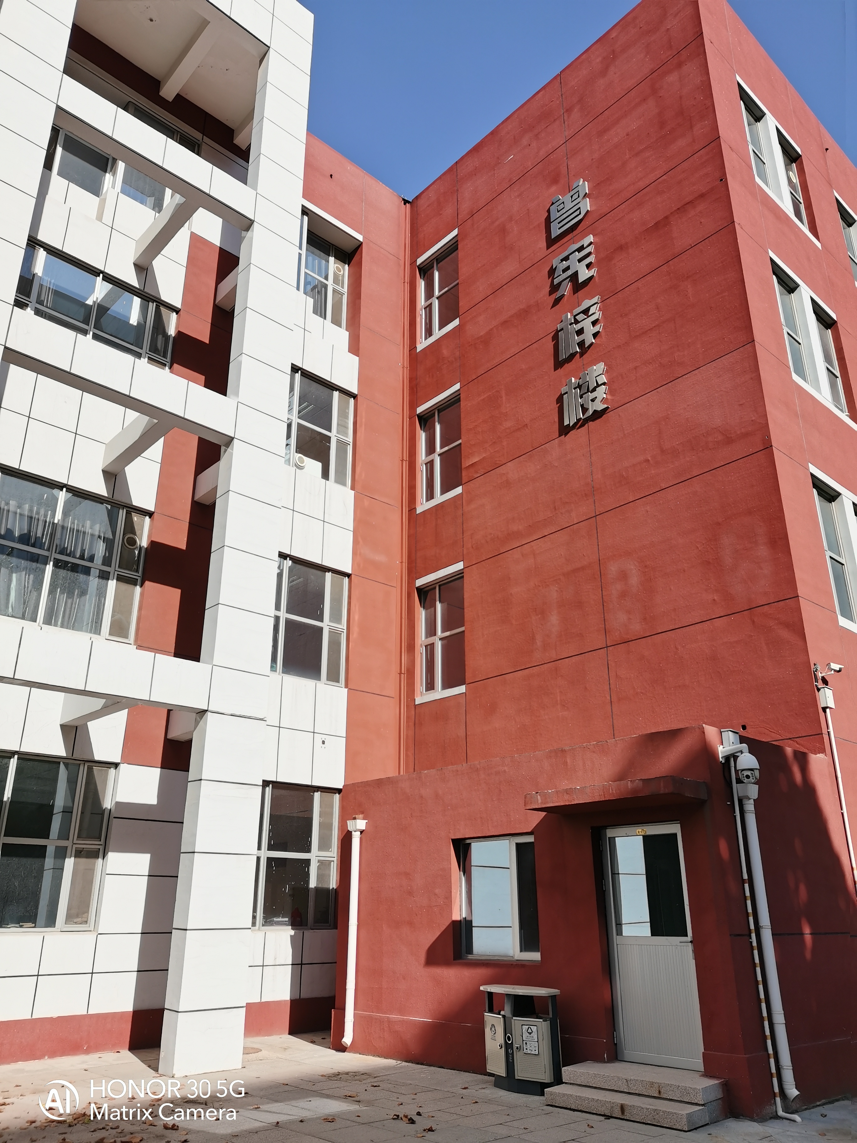 high school affiliated to beihang university),简称"北航实验学校"