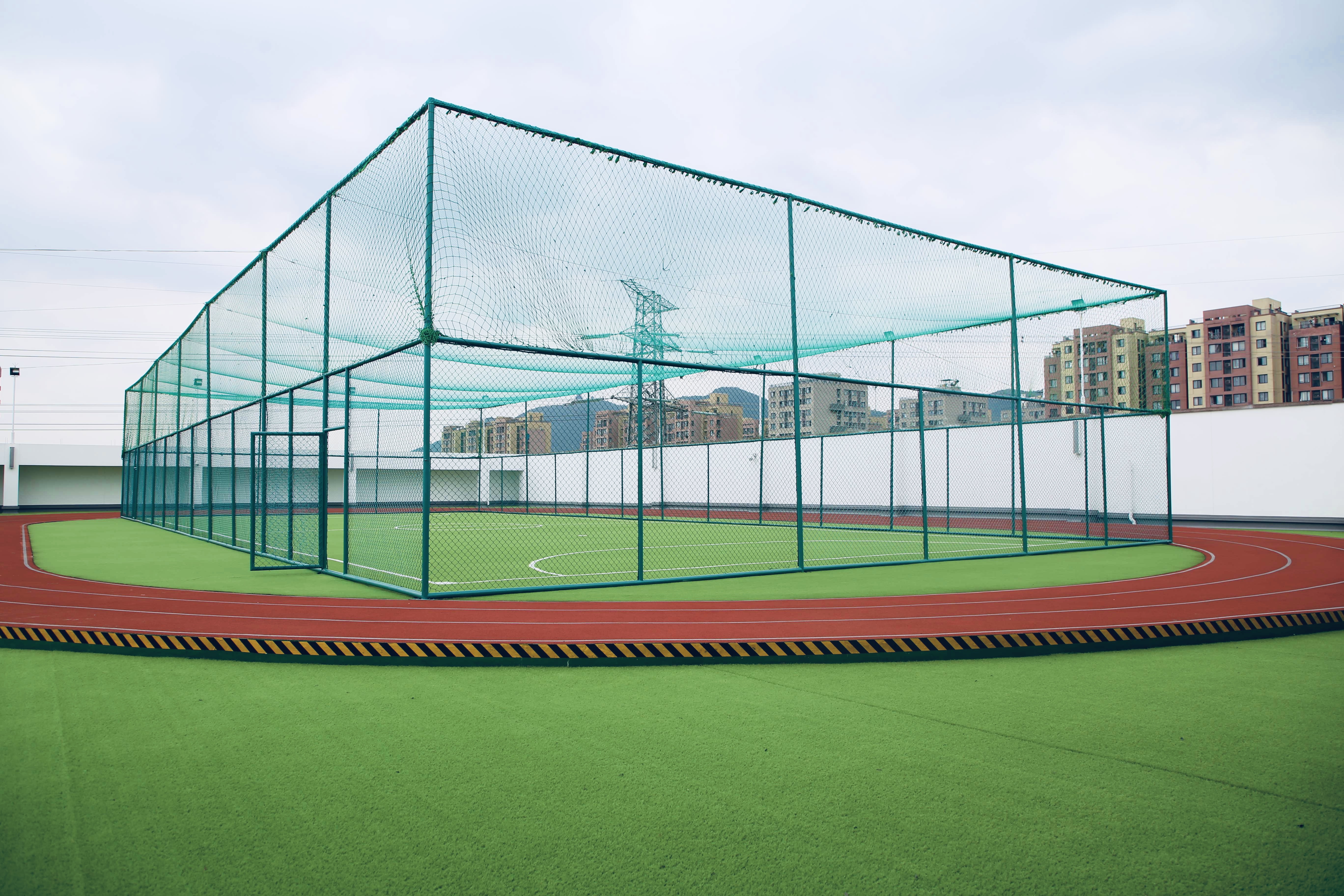 4万m2,拥有一个50米标准室内游泳馆,2400㎡健身房及乒乓球馆,一片标准