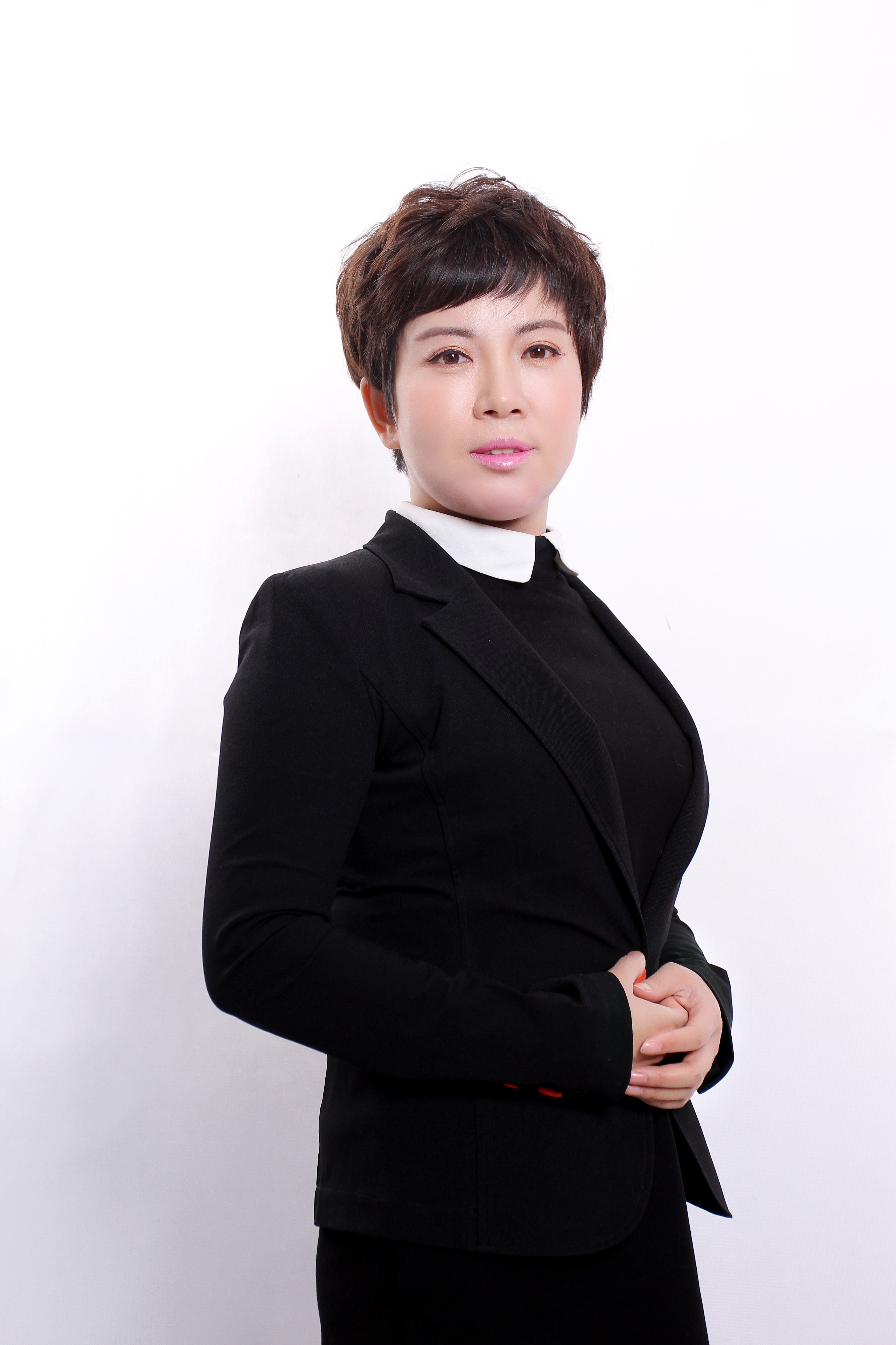 女,1972年5月1日出生于黑龙江省绥化地区青冈县富强街,珈黛集团董事长