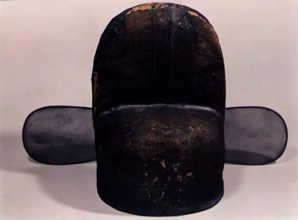 官员头戴乌纱帽起源于东晋,但作为正式官服的一个组成部分,却始于隋朝