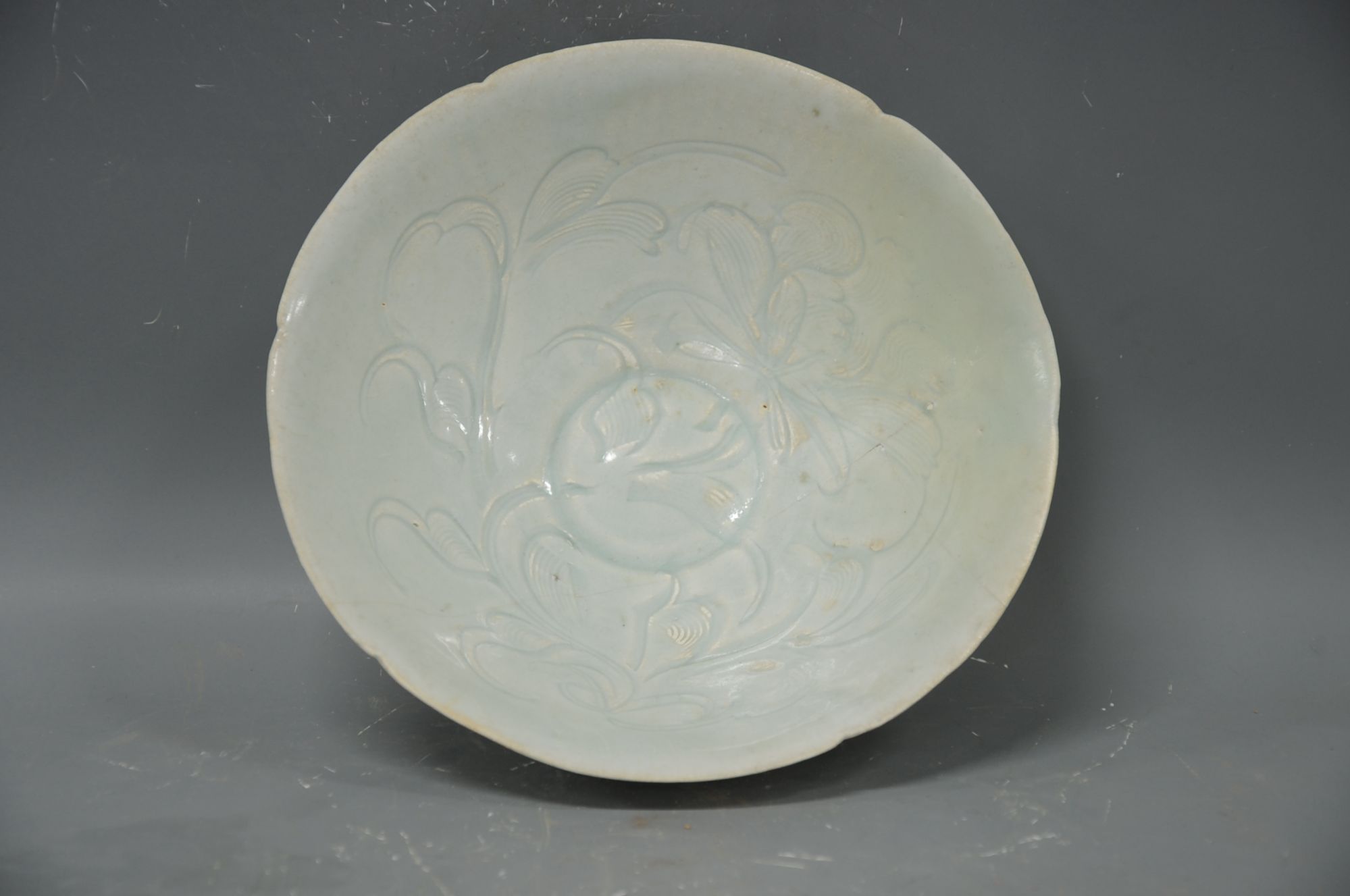 宋代青白釉刻划花葵口瓷碗