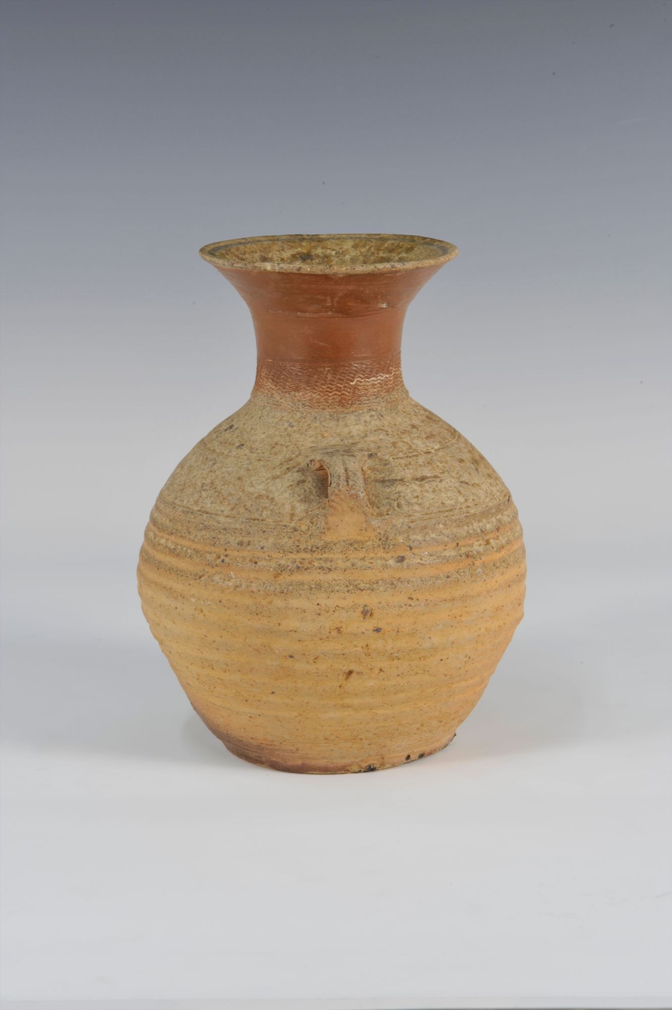  p>汉代青釉水波纹双系壶是一件汉代瓷器,收藏于海南省博物馆. /p>