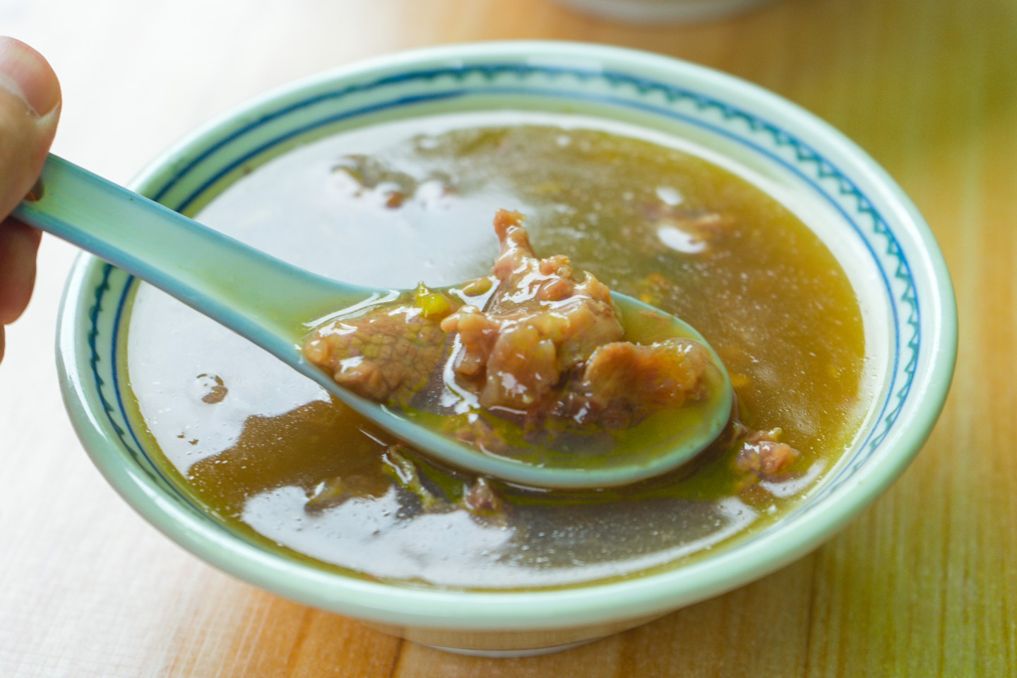 兜汤,是客家人的一种再普通不过的汤,它不是主食,更恰切地说是一种