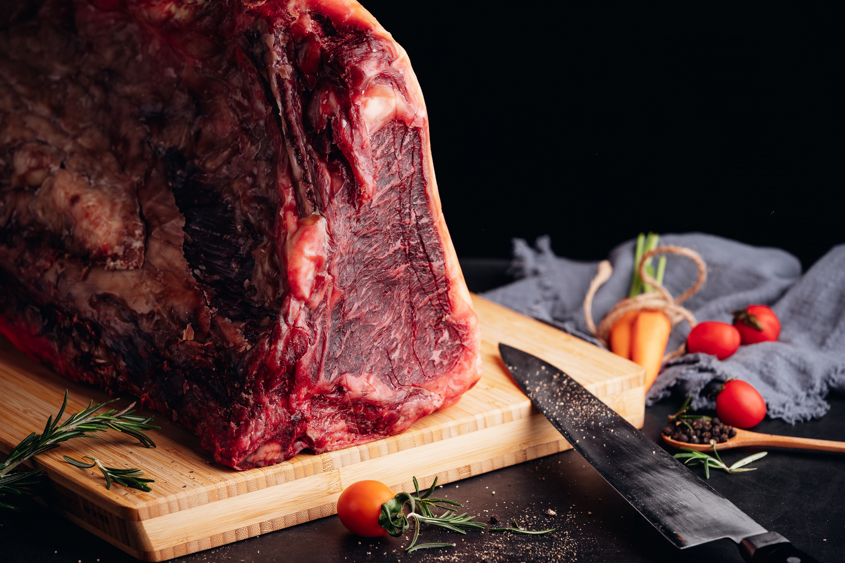  p data-id="gncnaa4spj">干式熟成牛排,外文名叫dry aged beef,简称