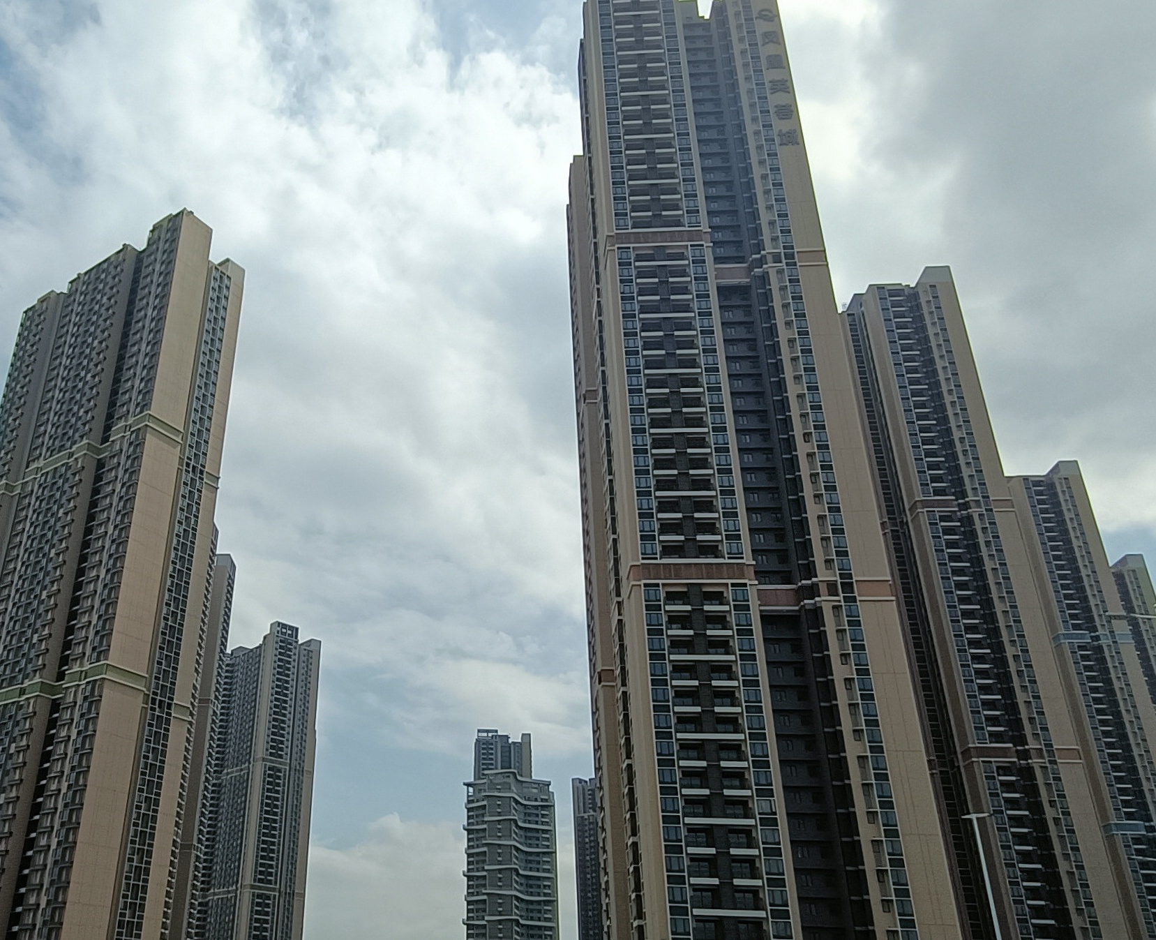  p data-id="tvezlwlalt0d">凤凰英荟城项目位于深圳市光明区凤凰街道