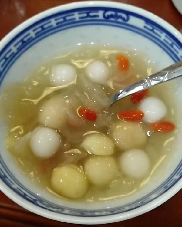 银耳酒酿汤圆
