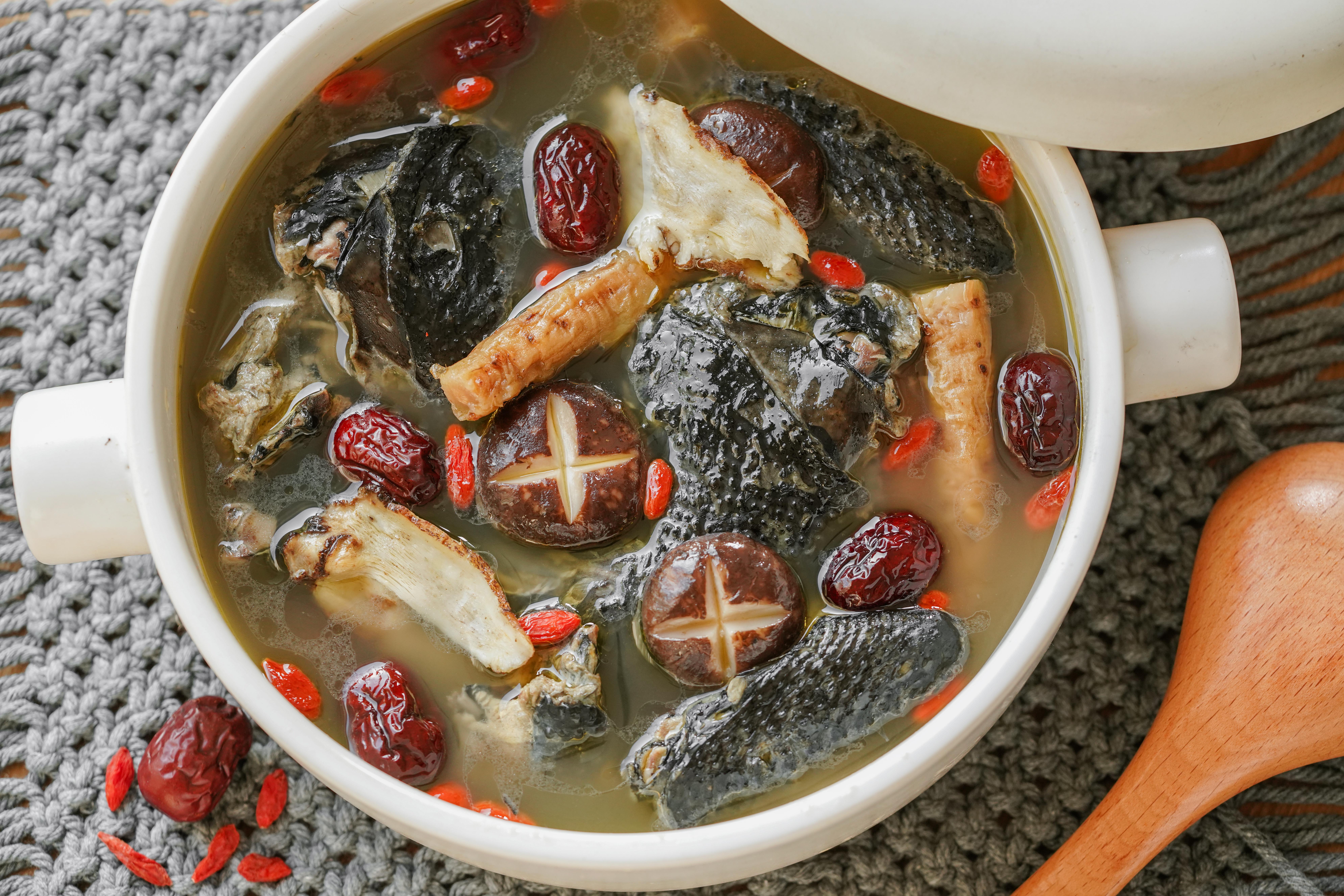  p>杞子乌鸡煲,以乌鸡,枸杞为主料的汤品. /p>