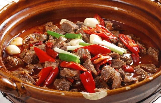  p>砂锅焖狗肉是一道以狗肉为主要食材制作的苗族菜. /p>