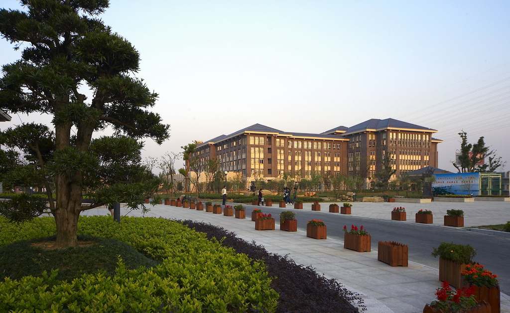 省委党校(浙江行政学院)是省委培训领导干部和优秀中青年干部的学校