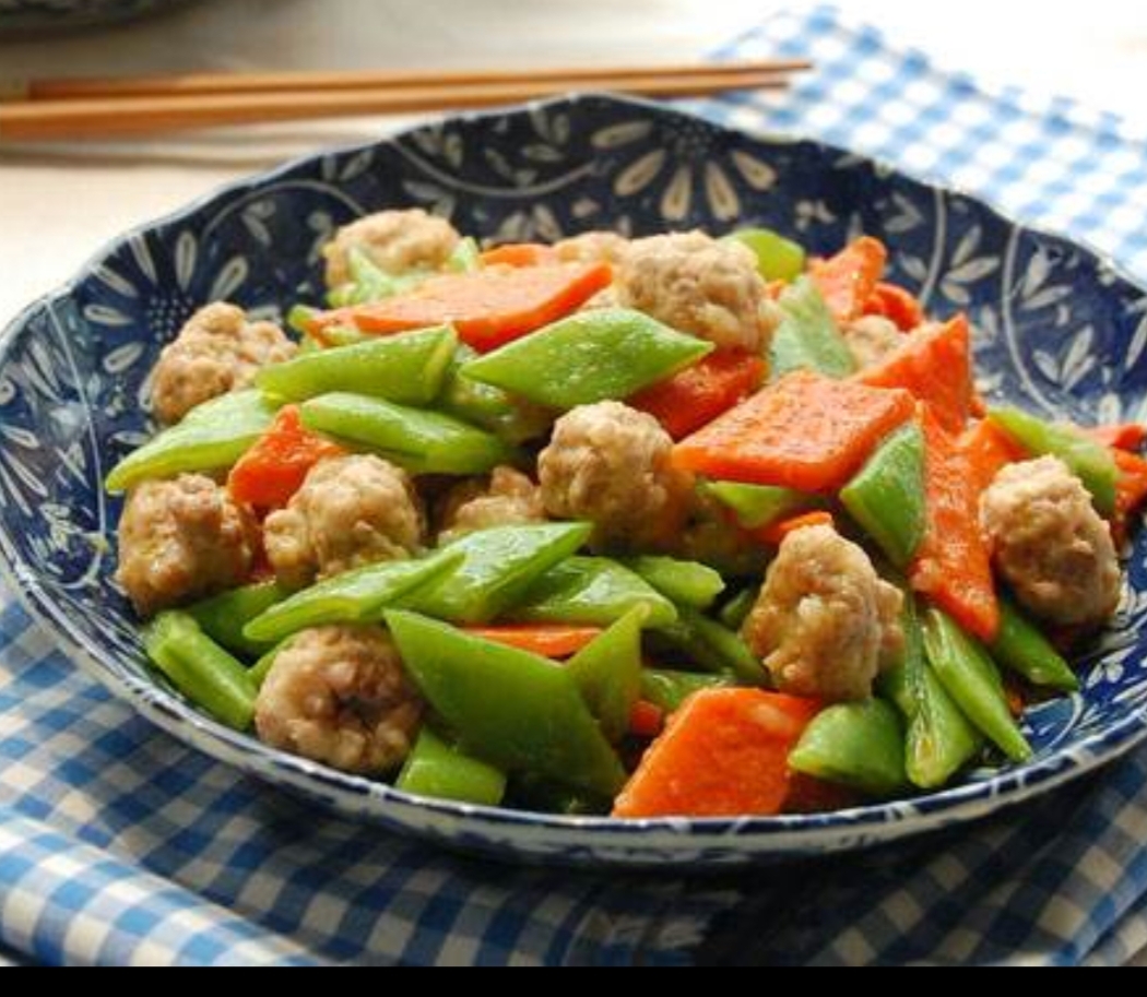  p>蔬菜炒丸子是一道由肉丸,圆白菜,葱,姜,黄酒等做成的美食. /p>