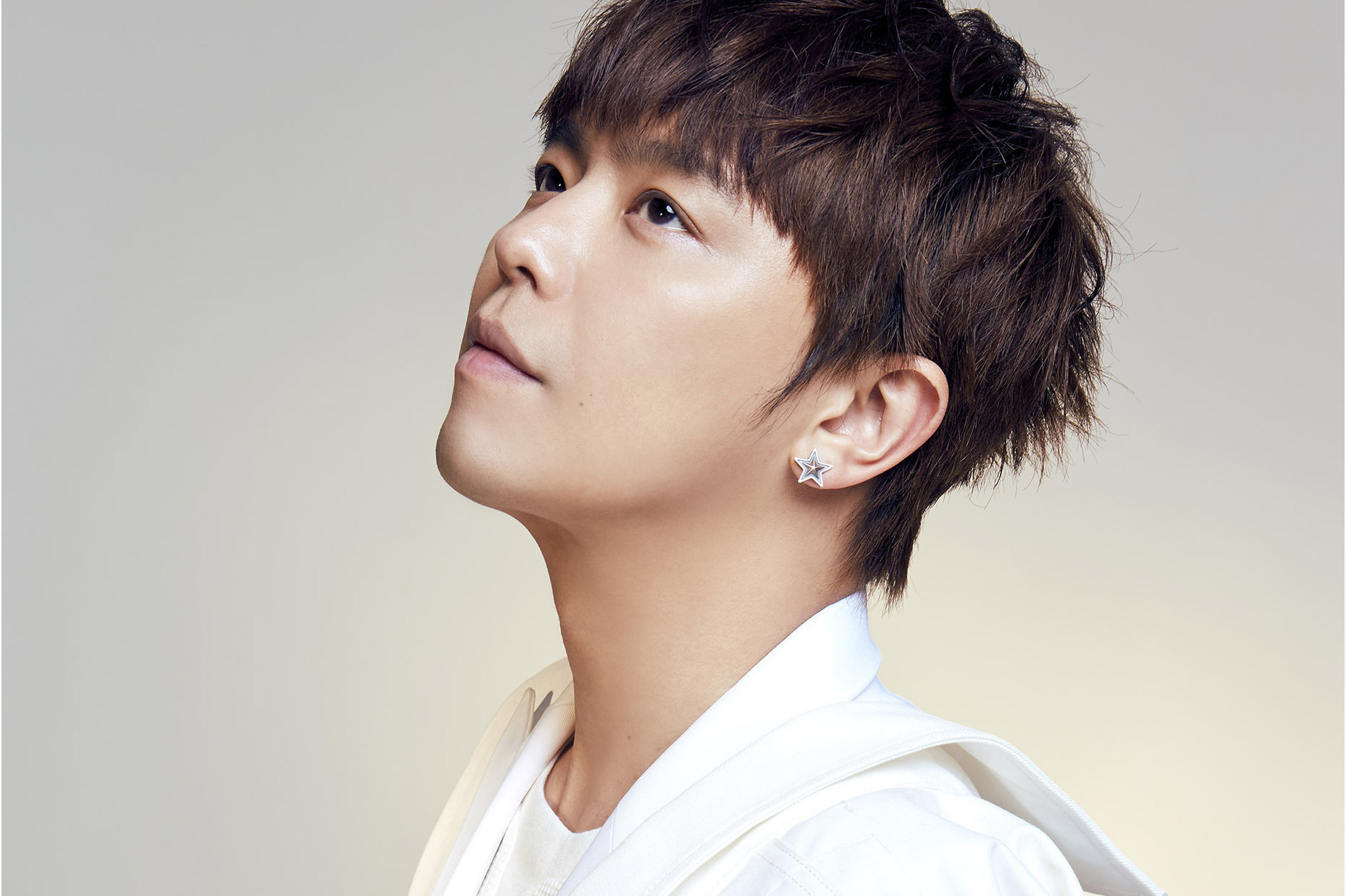 出生于台湾省台北市北投区,中国台湾男歌手,演员,主持人,作家,毕业于 