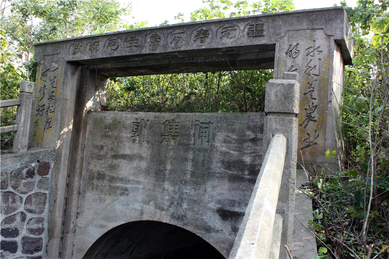  p>郭集大闸位于江苏省扬州市高邮市送桥镇郭集村湖边,于二十世纪60