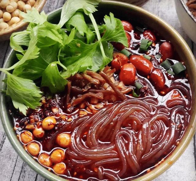  p data-id="gn7qojas9y">薯霸酸辣粉是由红薯,红苕,豌豆等为主要食材