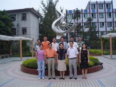 市新侨中学创办于1954年,坐落于闽南经工商品集散地——南安洪濑镇