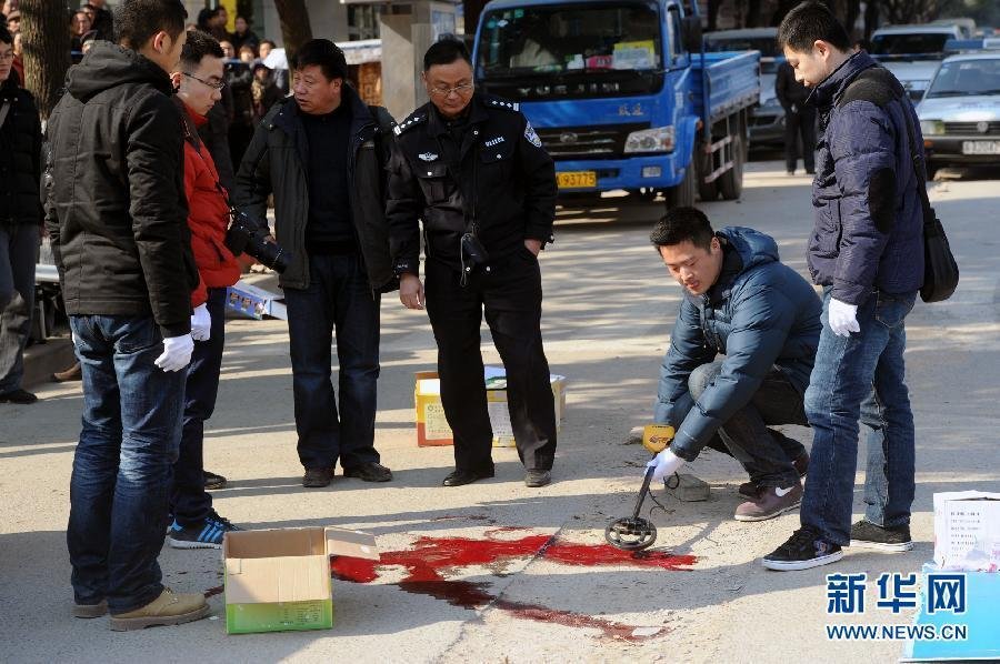  /a>,一名男子从南京市和燕路某银行取款出来,遭到一名歹徒枪击后受伤