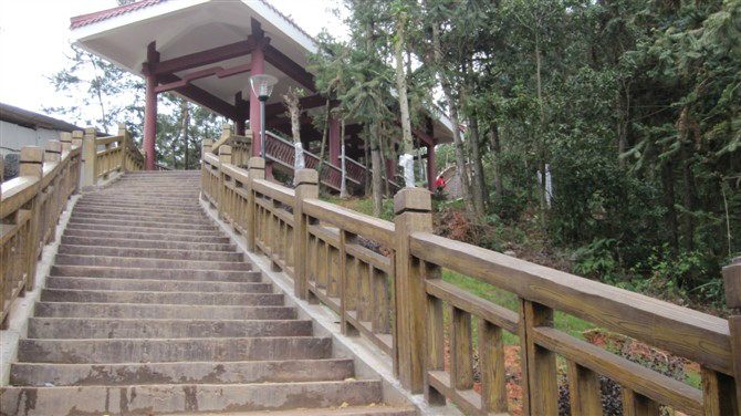  p>南山公园位于江西省赣州市定南县龙神湖东南附近. /p>