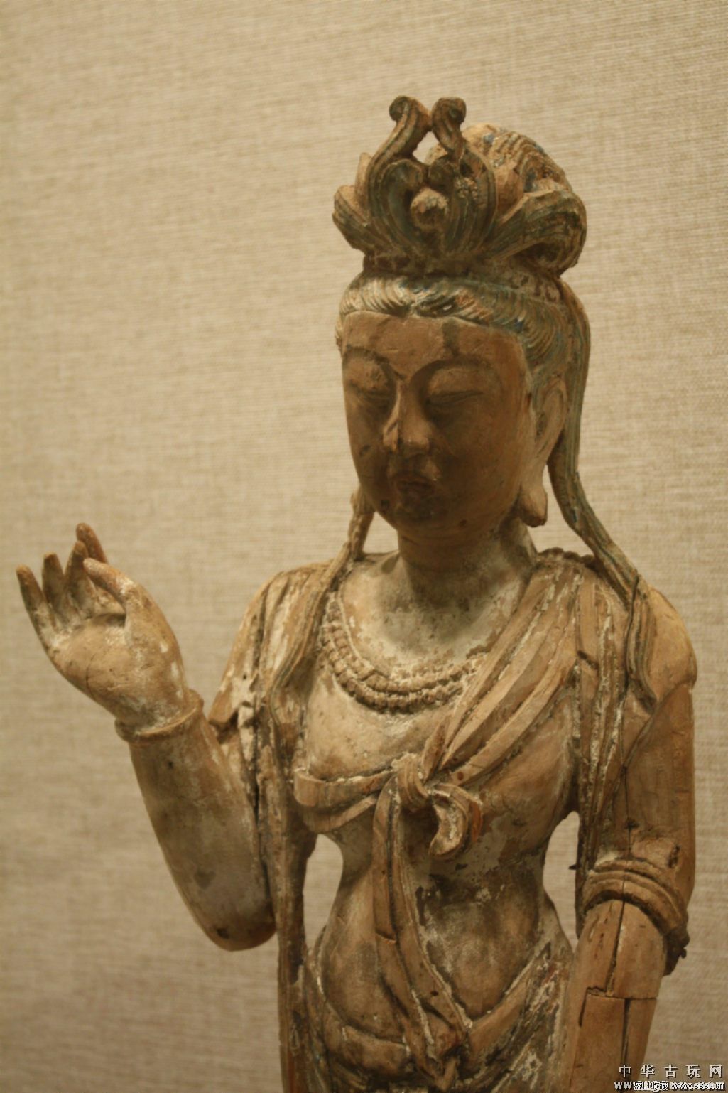 唐代木雕彩绘观音立像