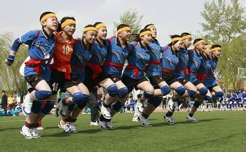 始至终要用绑腿绳绑在一起,如遇脱落,需在原地重新系好后才可继续行进