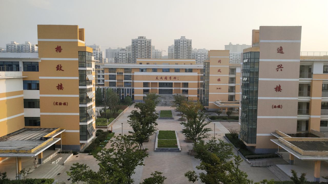  p>安徽省临泉第一中学简称临泉一中,建校于1939年,迄今已有八十多年