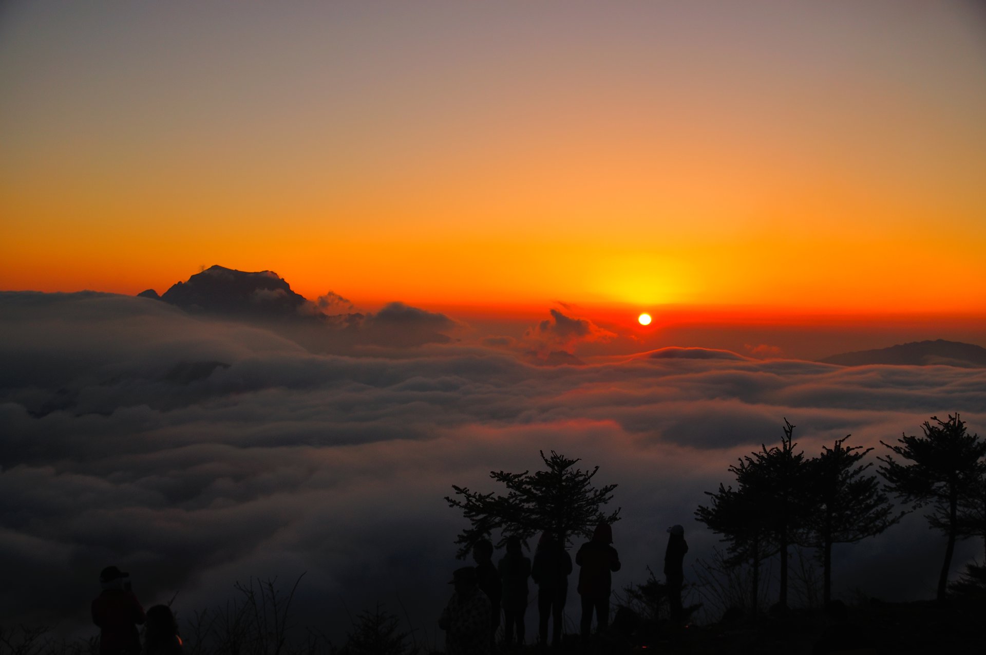  p>泸定娘娘山位于四川省 a target="_blank" href="/item/泸定县