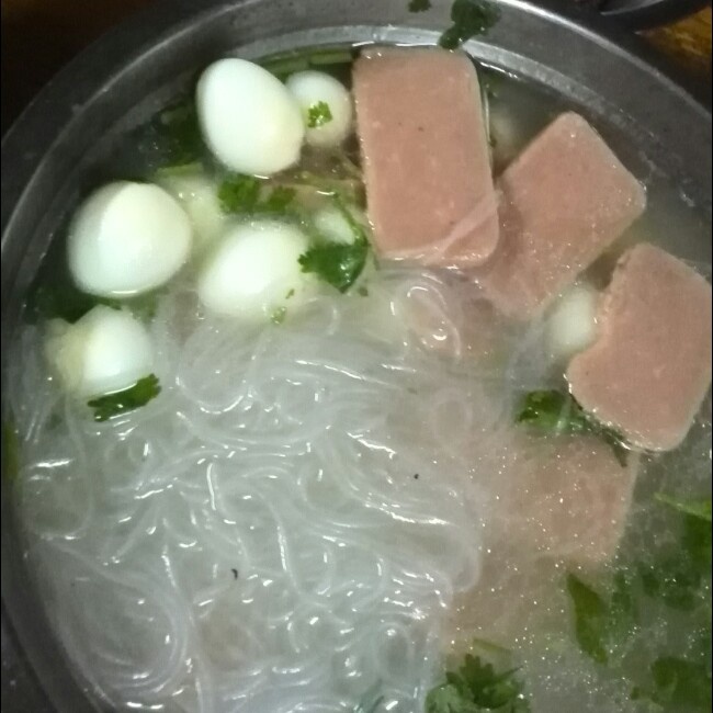  p>鹌鹑火腿粉丝三鲜汤是以鹌鹑蛋,火腿为主料的菜品. /p>