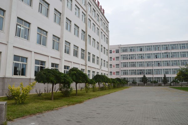  p>朝阳市第三高级中学始建于1985年,原名朝阳市龙城区高级中学,1996